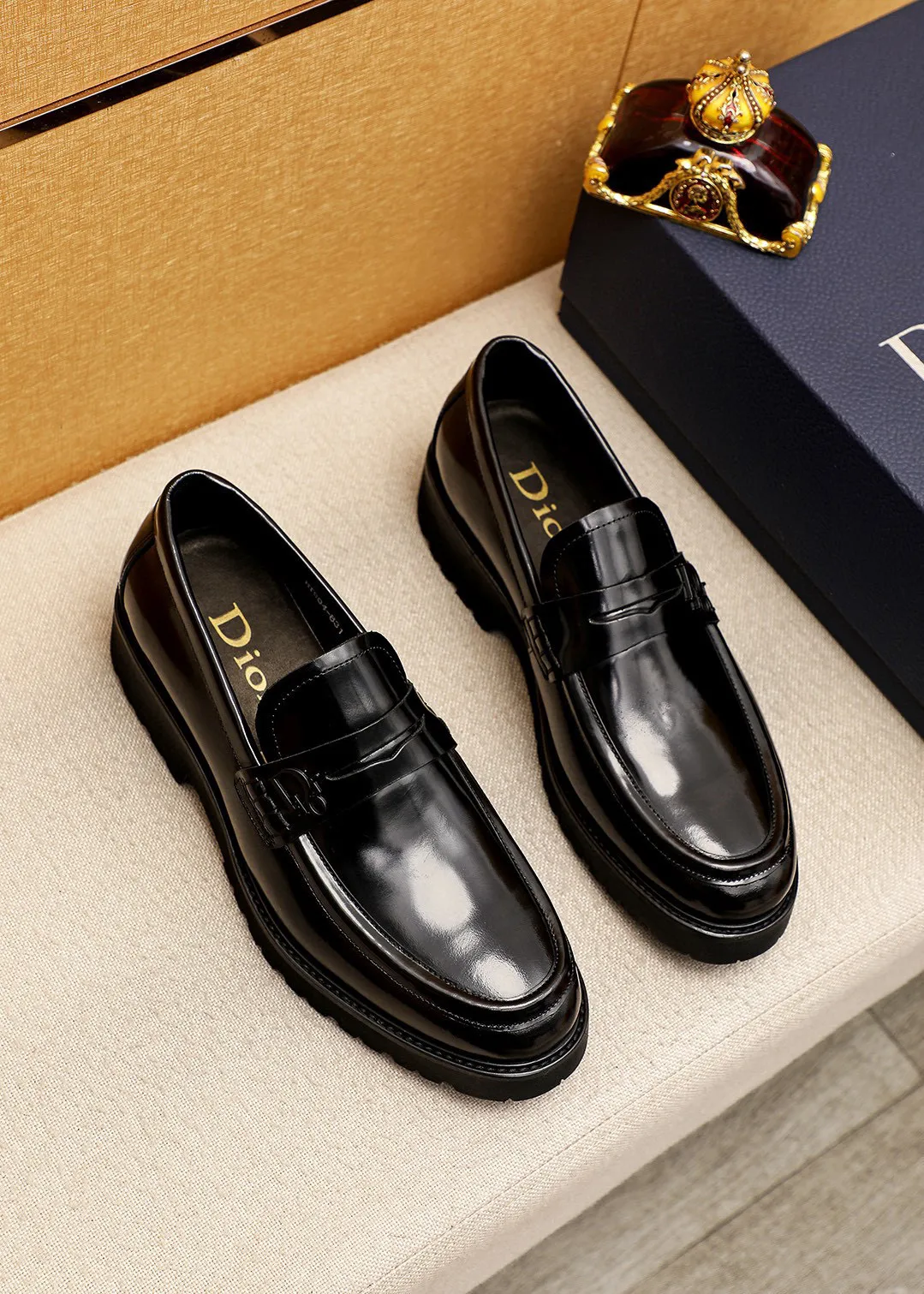 Men's shoes 💰460 💐 Product trademark: Dior "Dior" casual leather shoes Regular size: 39-44 (38.45🉑️customized) Product materials: Selected original open-edge beaded cowhide upper imported from Italy, imported water-dyed cowhide lining. Strong three-dimensional visual effect, foam outsole Color: 1⃣️color optional
